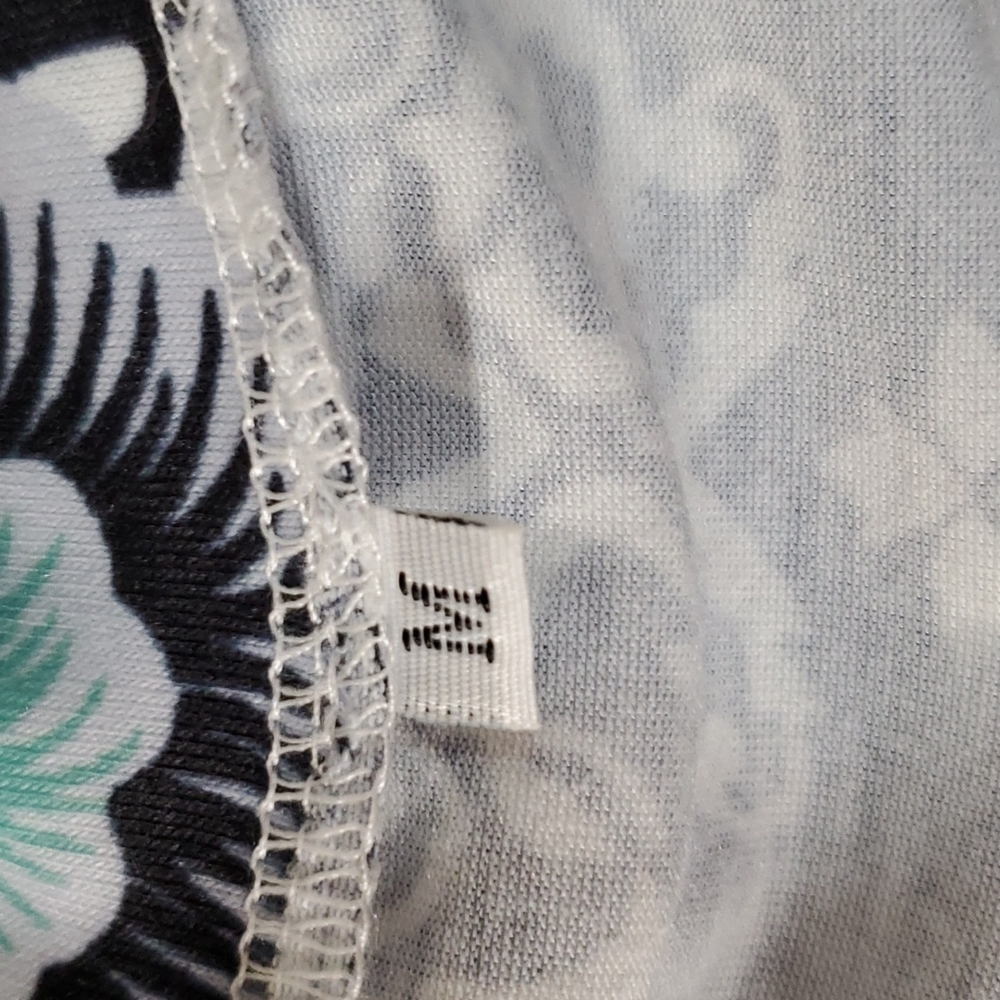 Tank top blouse with floral and scroll design in size Medium - Picture 4 of 6